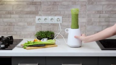 İnce kadın, mutfakta kereviz elmalı kivi ve mandalina meyvesinden sağlıklı meyve suyu içiyor. Milenyum dişisi blender düğmesine basıyor, içiyor ya da göbeğinin önünde fincanla oturuyor.