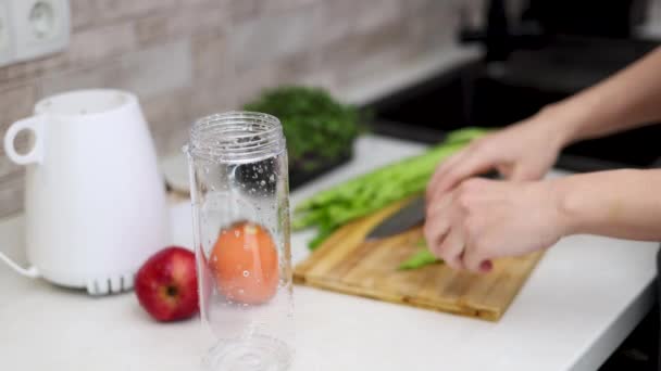 Štíhlá Žena Dělá Zdravý Smoothie Kuchyni Celerového Jablka Kiwi Mandarinky — Stock video