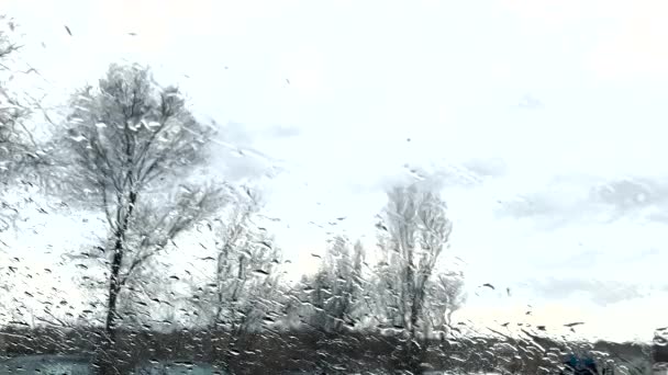 Σταγόνες Βροχής Που Πέφτουν Στο Μπροστινό Γυαλί Του Αυτοκινήτου Βροχερή — Αρχείο Βίντεο