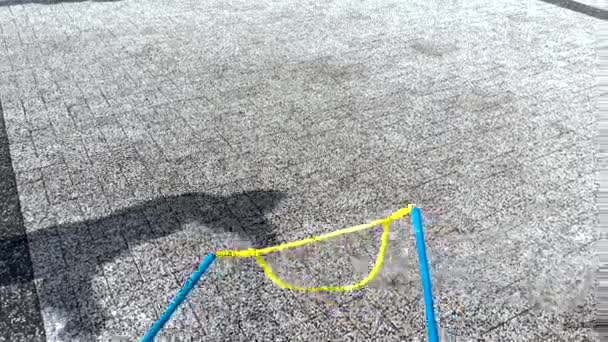 아이들은 레이스와 스티커가 커다란 풍선을 가지고 풍선을 만드는 즐기고 있습니다 — 비디오
