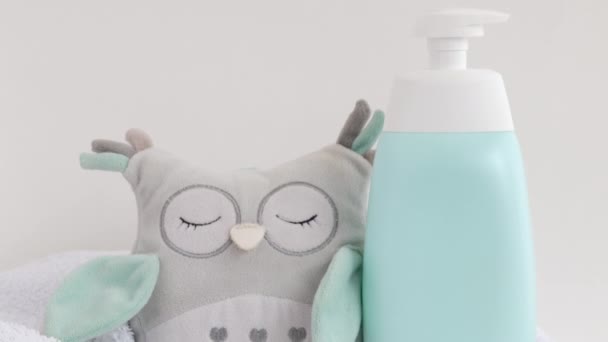 Shampoo Douchegel Zeepfles Met Dispenser Badhanddoek Met Zachte Speelgoed Uil — Stockvideo