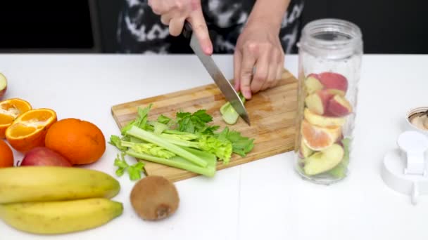 Kobieta Przygotowanie Zdrowego Smoothie Kuchni Selera Jabłko Kiwi Mandarynki Spinach — Wideo stockowe