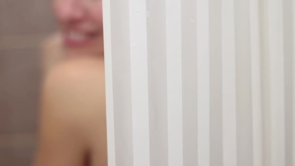 샤워를 손으로 흐릅니다 여성은 손바닥에 셔너를 — 비디오