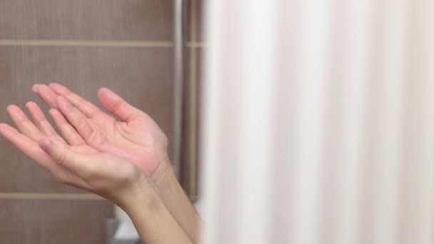 Wanita Kamar Mandi Air Mengalir Pada Tubuh Dan Hands Female — Stok Video