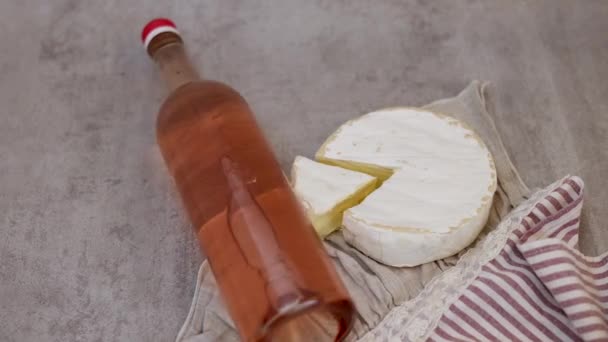 Vino Rosso Versare Flussi Bottiglia Vetro Piastrelle Grigie Sfondo Brie — Video Stock