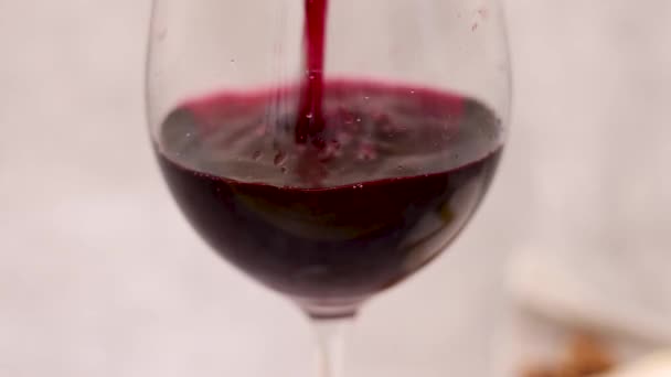 Červené Víno Proudí Láhve Skleněné Šedé Dlaždice Pozadí Brie Sýr — Stock video