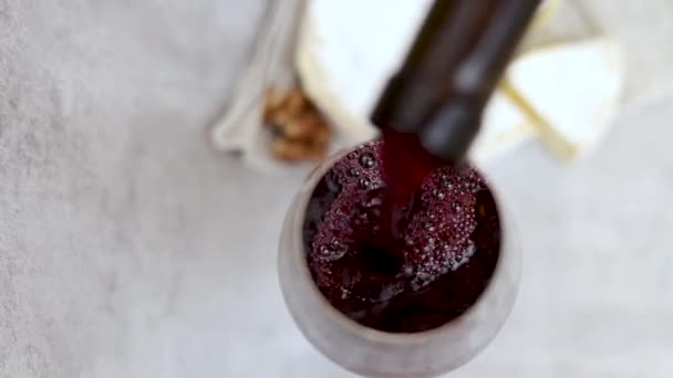 Czerwone Wino Wylewa Się Butelki Szare Płytki Tło Ser Brie — Wideo stockowe