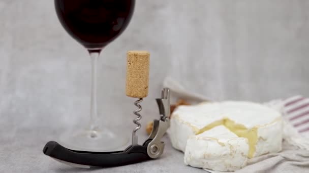Červené Víno Proudí Láhve Skleněné Šedé Dlaždice Pozadí Brie Sýr — Stock video