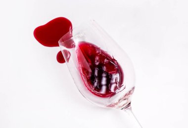 Yüzeydeki kalp şekline kırmızı şarap döküldü, tıpa ve tirbuşon, boş bardak. Şarap reklamı için cam minimalizminin yaratıcı afişlerinden oluşan üzüm. Masaya dökülen şarap. Boşluğu severim.