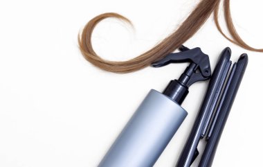 Sarışın, kıvırcık saçlı, izole edilmiş ve düzleştirici, saç maşası, kurutma makinesi dönen fırça ve diğer aksesuarlar. Sıcaklık korumalı, yüksek kalite reklam afişi..