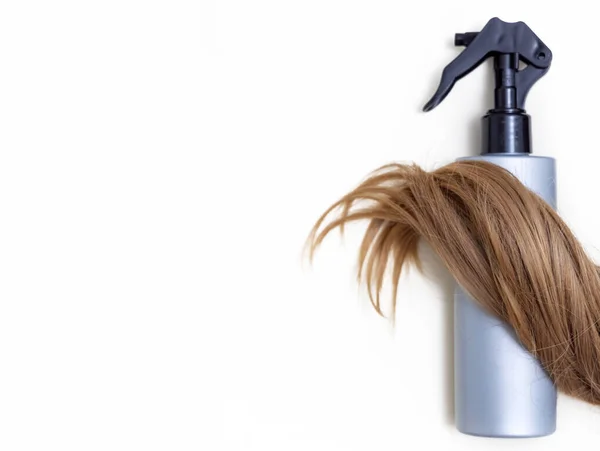 Kobieta Długie Kręcone Włosy Nici Izolowane Kosmetycznego Produktu Pielęgnacyjnego Serum — Zdjęcie stockowe