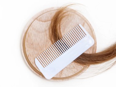 Uzun kıvırcık saç telleri kozmetik bakım ürünleriyle izole edilmiş, maske yağı serumu, şampuan, merhem, bembeyaz saç teli, minimalizm konsepti yazı için boş alan, sağlıklı doğal alan.