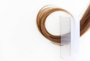 Uzun kıvırcık saç telleri kozmetik bakım ürünleriyle izole edilmiş, maske yağı serumu, şampuan, merhem, bembeyaz saç teli, minimalizm konsepti yazı için boş alan, sağlıklı doğal alan.