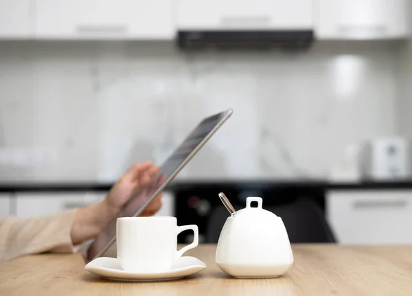 Woman Drinking Coffee Using Tablet Pad Sitting Kitchen Table Modern — Stock Photo, Image