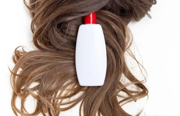 Женщины Длинные Вьющиеся Волосы Нить Нити Изолированные Косметическим Продуктом Уходу — стоковое фото