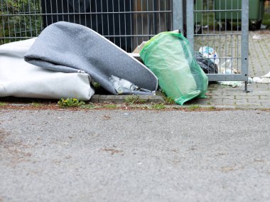 Şehir çevresindeki birçok çöp kutusu. Çöp sepeti kirli sokak kaldırımlarıyla dolu. Tekerlekli çöp tenekesi..