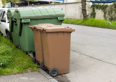 Şehir çevresindeki birçok çöp kutusu. Çöp sepeti kirli sokak kaldırımlarıyla dolu. Tekerlekli çöp tenekesi..