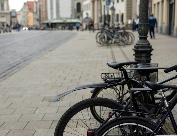 Muitos Bicicleta Estacionamento Lado Construção Urbana Cidade Estilo Rua Photo — Fotografia de Stock