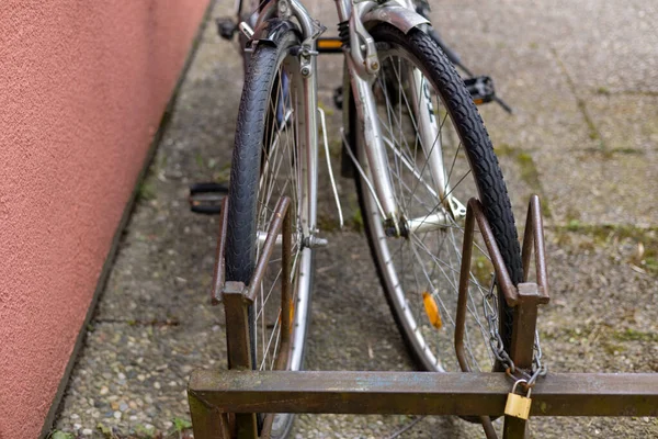 주차장 자전거 스타일의 사진을 타이어 바구니 손잡이를 닫습니다 자전거는 녹색의 — 스톡 사진