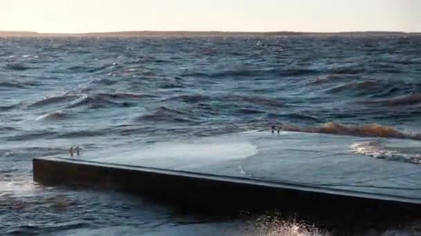 Rüzgarlı Bir Pazar Öğleden Sonra Deniz Kenarında Parlayan Güneş Kıyıya — Stok video