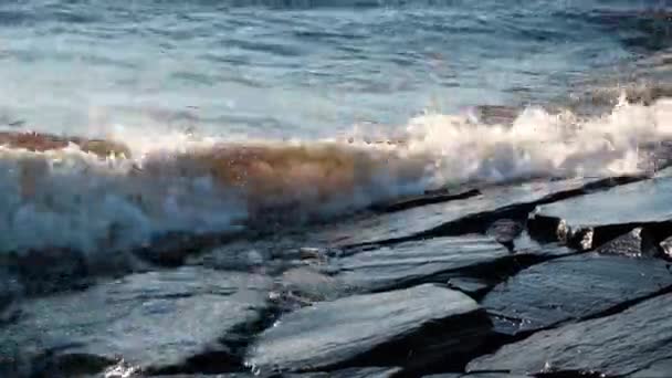 Rüzgarlı Bir Pazar Öğleden Sonra Deniz Kenarında Parlayan Güneş Kıyıya — Stok video