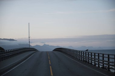 Dağlardaki yol manzarası