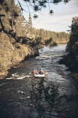 Nehirde kayak yaparken