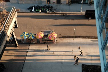 Manhattan 'daki Whitney Müzesi' nden lolipop gölgeleri olan insanların geçmişine bir bak. Üst görünüm... yüksek kalite fotoğraf