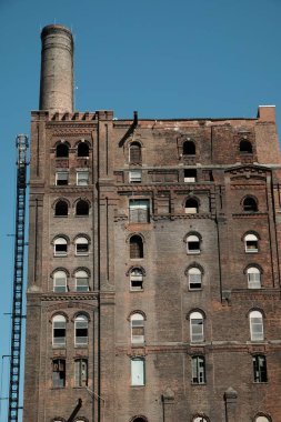 NEW YORK, New York - 29 Nisan 2015: Tom Fruins, Kolonihavehus, Brooklyn Köprü Parkı 'ndaki ünlü vitraylı ev. Yüksek kalite fotoğraf