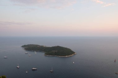 Güzel bir yaz gününde Lokrum Adası 'nın resmi. Mekan Dubrovnik 'in eski kasabası, Hırvatistan, Güney Dalmaçya, Avrupa. Akdeniz 'in ünlü Avrupa tatil beldesi. Toprağın güzelliğini keşfedin. Yüksek