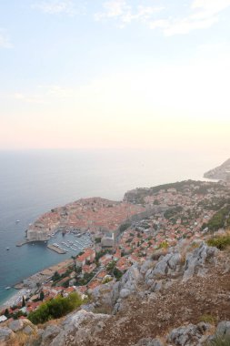 Hırvatistan 'ın Dubrovnik kenti, gün batımında Srd Hill perspektifinden görüldüğü gibi. UNESCO Dünya Mirası Alanı ve ünlü surlarla çevrili kent Adriyatik Denizi ile çevrilidir. - Evet. Yüksek kalite