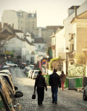 Monmarte Paris Caddesi 'nde insanlarla dolu. Yüksek kalite fotoğraf