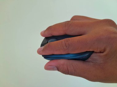 Elektrikli fare kullanan Asyalı bir el.