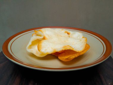 Kahverengi seramik tabakta karides krakerleri