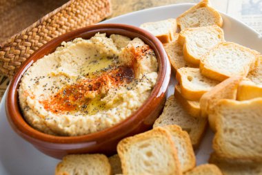 Hummus is a cream of chickpeas cooked with lemon juice, which includes tahini paste and olive oil, which, depending on the local variant, can also include other ingredients such as garlic or paprika.