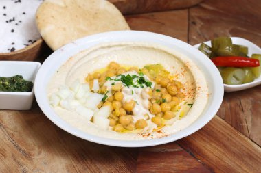 Hummus is a cream of chickpeas cooked with lemon juice, which includes tahini paste and olive oil, which, depending on the local variant, can also include other ingredients such as garlic or paprika.