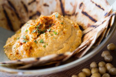 Hummus is a cream of chickpeas cooked with lemon juice, which includes tahini paste and olive oil, which, depending on the local variant, can also include other ingredients such as garlic or paprika.