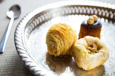 Baklava is a cake made with a paste of pistachios or crushed walnuts, distributed in a phyllo dough and bathed in syrup or honey syrup.