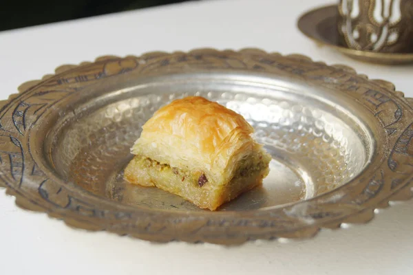Baklava is a cake made with a paste of pistachios or crushed walnuts, distributed in a phyllo dough and bathed in syrup or honey syrup.