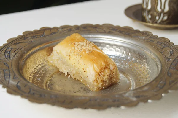 Baklava is a cake made with a paste of pistachios or crushed walnuts, distributed in a phyllo dough and bathed in syrup or honey syrup.