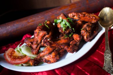 Tandori chicken, also called tandoori chicken, is a roast chicken dish that dates back to the time of the Mughal Empire in Southeast Asia