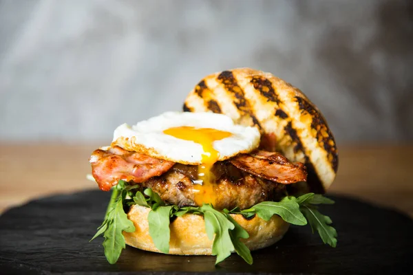 Authentic Top Quality American Burger Bacon Egg Salad — Stockfoto