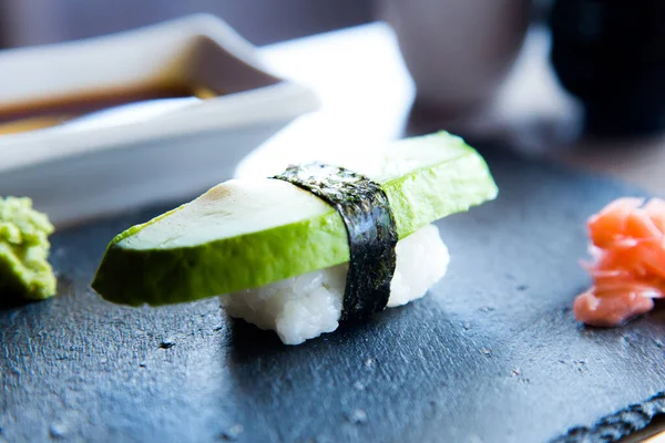 Веган Нігірі Суші Зеленим Авокадо Вегетаріанська Японська Їжа — стокове фото