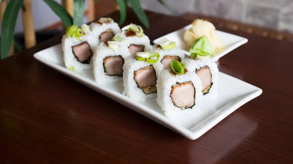 Sushi Roll Chicken Vegetables Served Tokyo Restaurant — Foto Stock