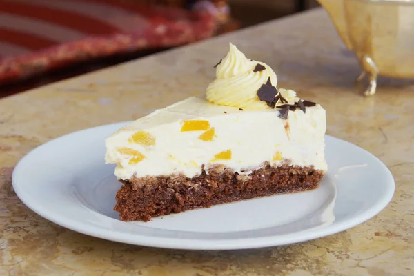 Cheesecake Chocolate Sponge Base Some Candied Fruit — Stockfoto
