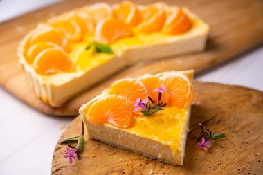Mandarin cheesecake with pieces of fresh fruit.
