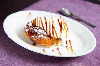Tarte Tatin is a variant of apple pie in which the apples have been caramelized in butter and sugar before being incorporated into the dough.