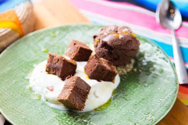 Browni, Amerika Birleşik Devletleri 'nin gastronomisine özgü küçük bir çikolatalı kektir. İngilizce olarak koyu kahverengi renginden ya da kahverengi renginden dolayı adlandırılmıştır..