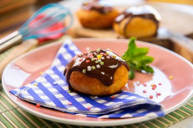 A berlina is a spherical preparation of sweet dough fried in fat or oil and filled with jam or some type of cream.