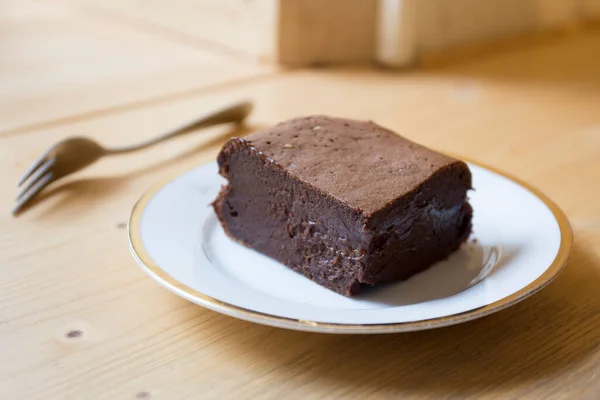 A brownie is a small chocolate cake, typical of the gastronomy of the United States. It is named for its dark brown color, or brown in English.